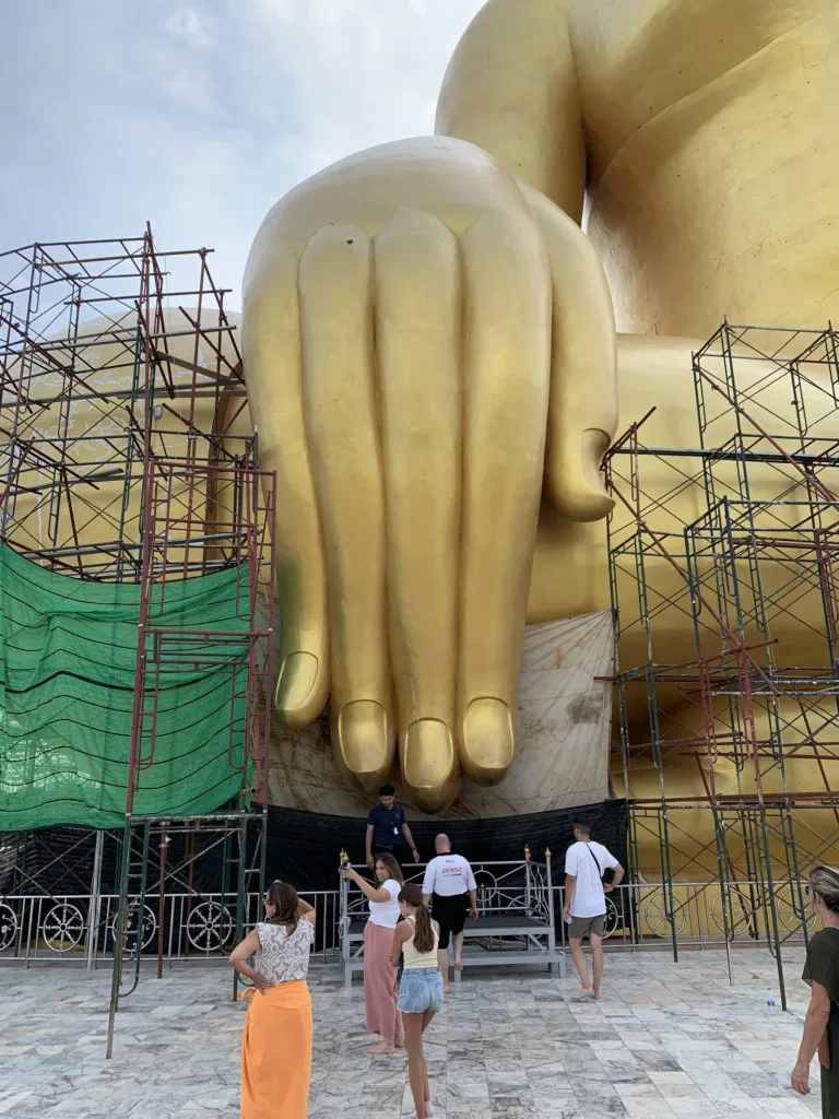 นิ้วพระหัตถ์ระหว่างบูรณะ