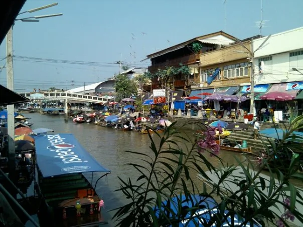 ตลาดน้ำอัมพวายามเย็น