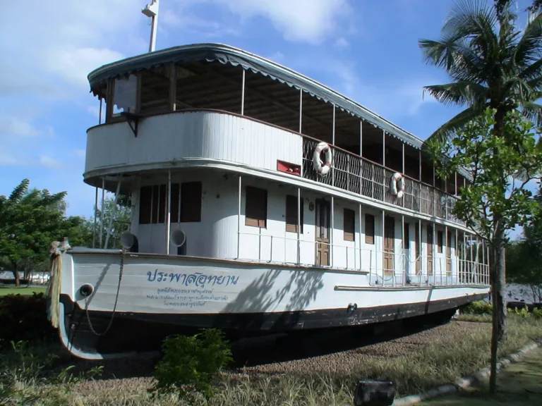 เรือประพาสอุทยาน จัดแสดงในอุทยาน ร.2