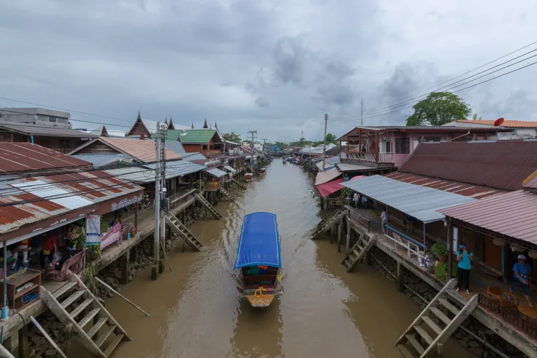 คลองอัมพวาขนาบด้วยบ้านไม้ริมน้ำ ตลาดน้ำอัมพวา