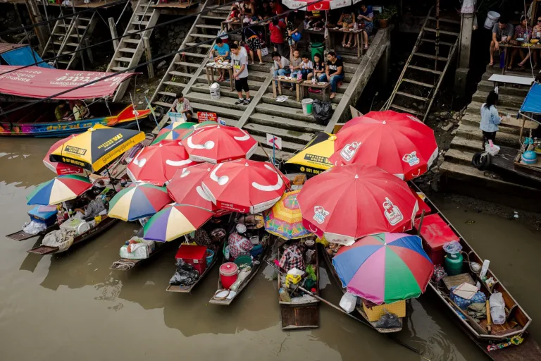 เรือแม่ค้าขายอาหารจอดเรียงตามบันไดท่าน้ำ ตลาดน้ำอัมพวา