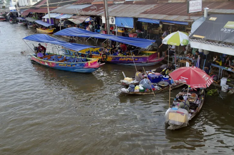 เรือจอดเรียงริมคลองอัมพวา