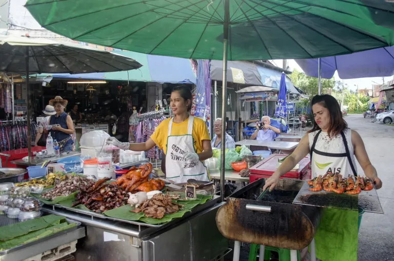 ร้านอาหารเปิดโล่งริมคลอง ตลาดน้ำอัมพวา