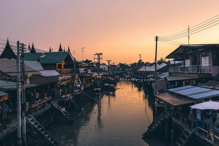 แสงยามเย็นเหนือคลองอัมพวา