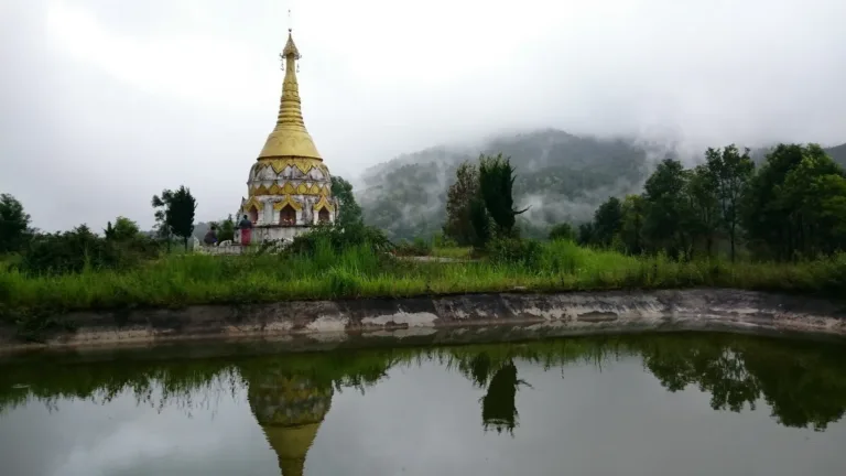 หมู่บ้านและอ่างในหมอก