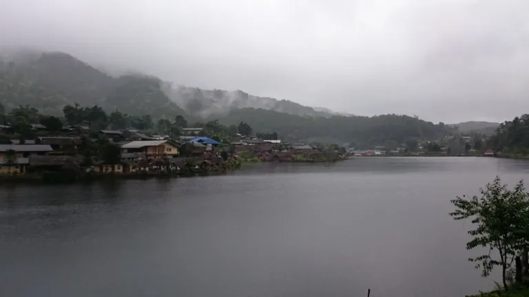 หมู่บ้านในม่านหมอก