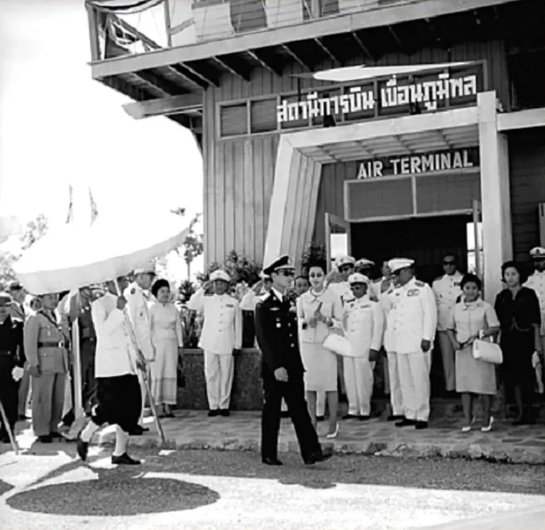 ในหลวงรัชกาลที่ 9 และพระราชินีเสด็จเขื่อนภูมิพล ปี 2507