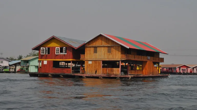 เรือนแพริมแม่น้ำแควใหญ่