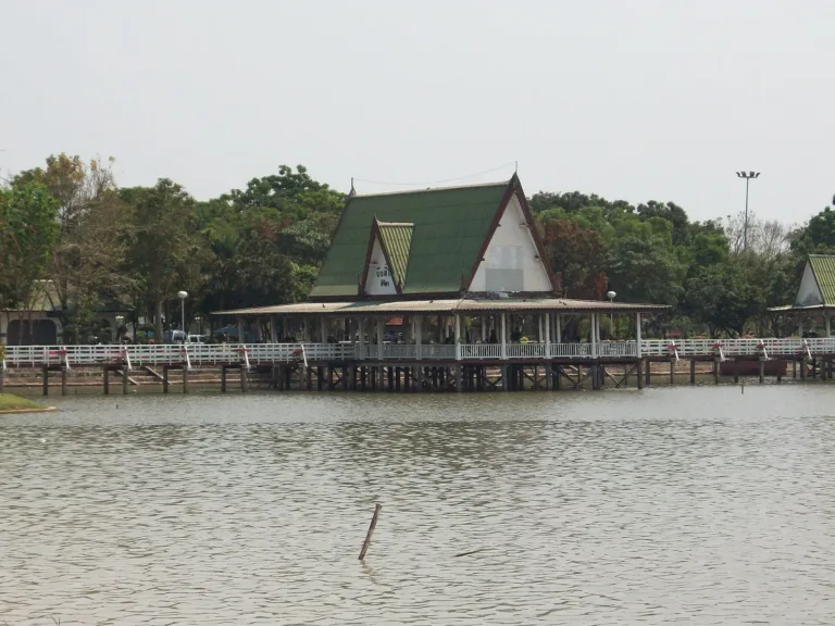 ศาลากลางน้ำในบึง จังหวัดพิจิตร