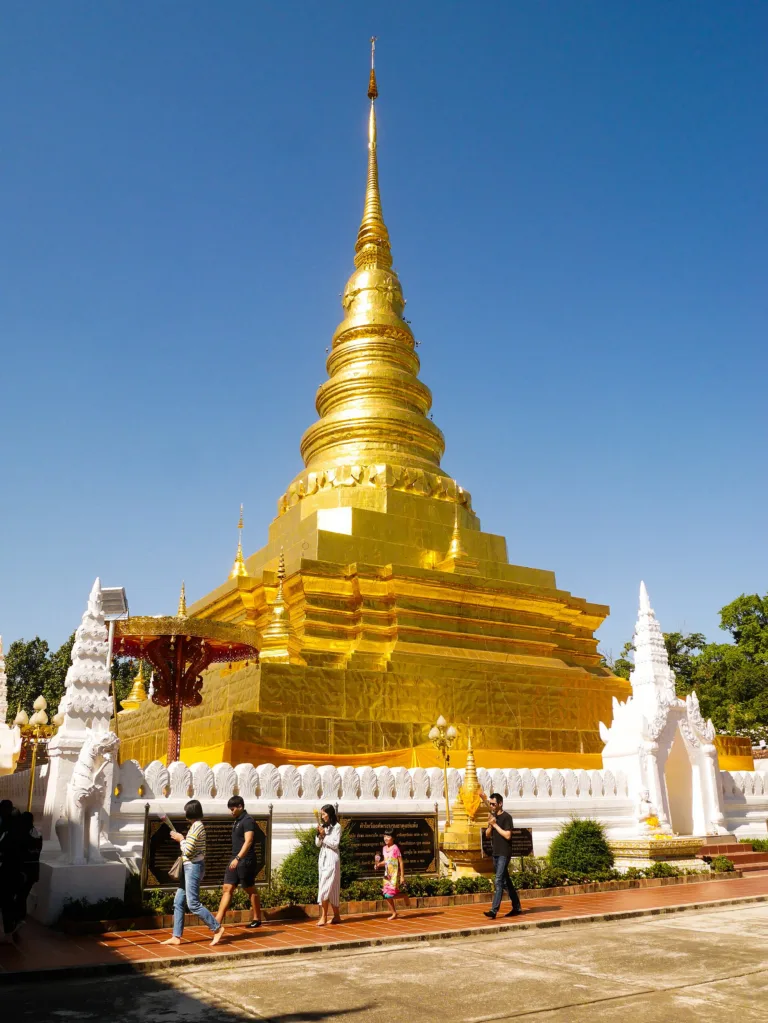 พระธาตุแช่แห้งสีทอง