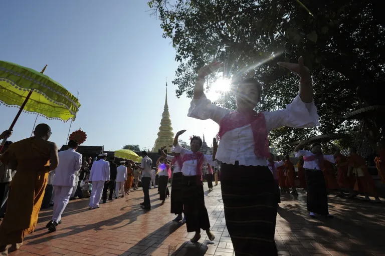 ผู้คนเดินเวียนรอบพระธาตุ