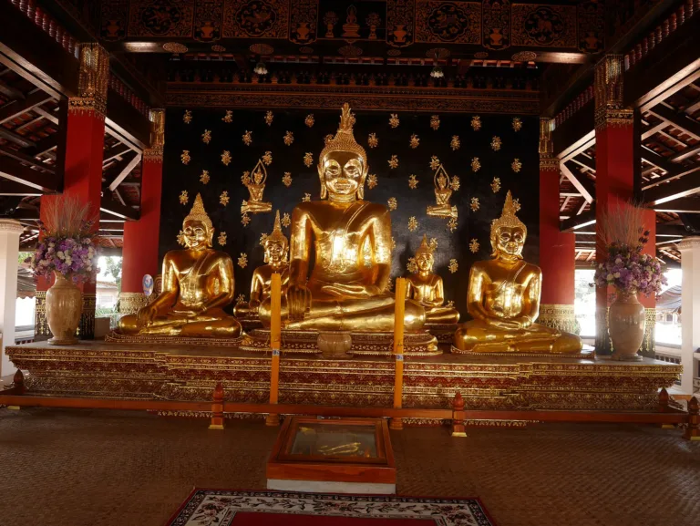 พระพุทธรูปในวิหาร