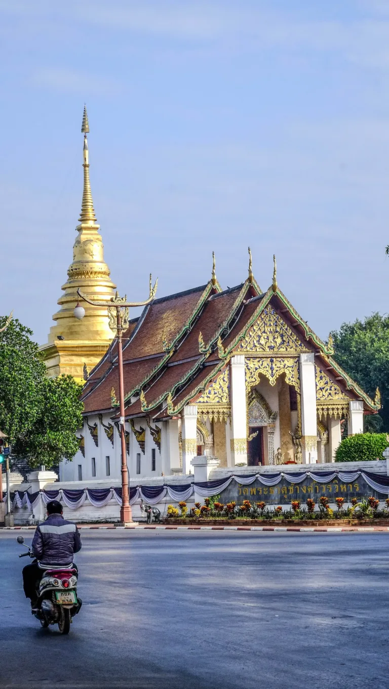 วิหารและพระธาตุช้างค้ำ
