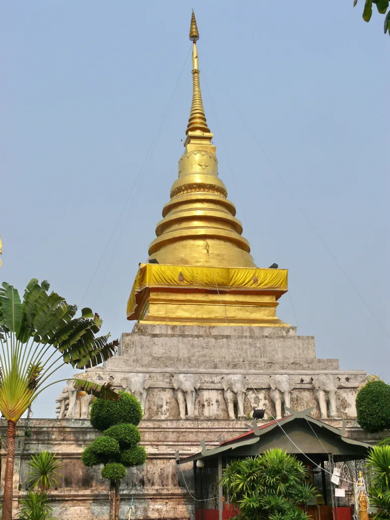 ฐานพระธาตุและช้างปูนปั้น