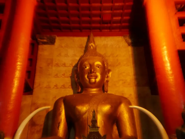 พระประธานในวิหาร