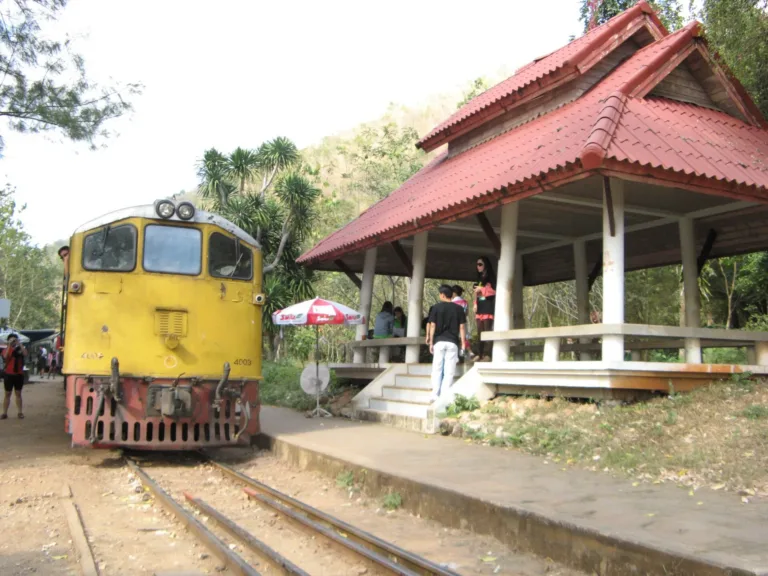 รถไฟที่ป้ายหยุดรถ