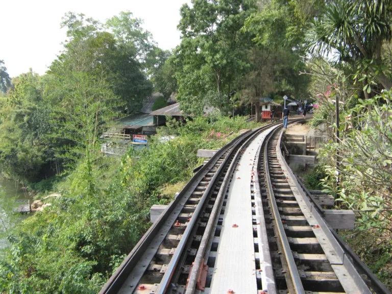รางรถไฟโค้งเลียบเขา