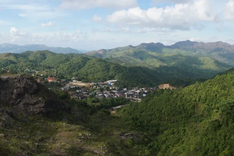 หมู่บ้านอีต่องในหุบเขา