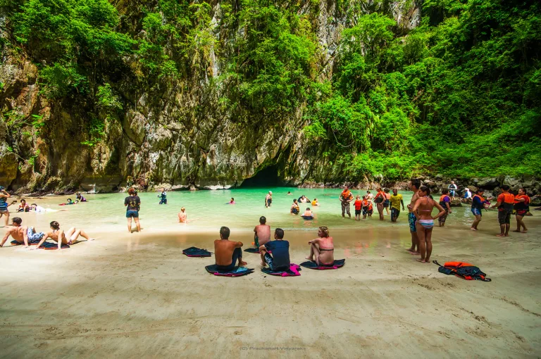 ด้านในถ้ำมรกต หาดทรายในหุบผาที่เปิดรับแสง
