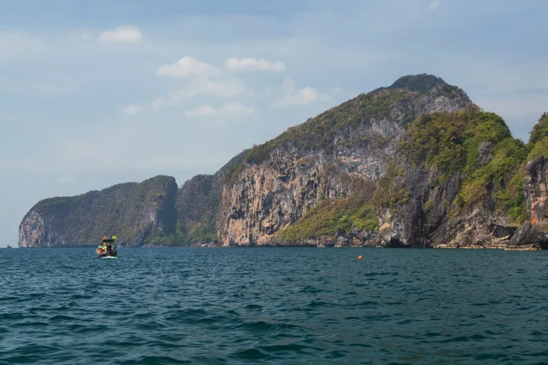 หน้าผาหินปูนด้านตะวันตกของเกาะมุก (ปี 2559)