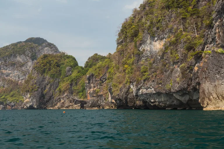 ผาหินปูนชันของเกาะมุกจากเรือ (ปี 2559)