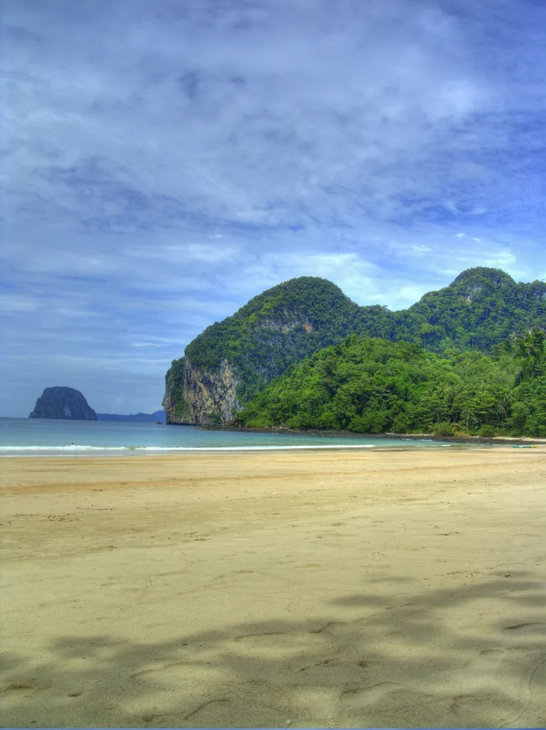หาดชาร์ลี (หาดฝรั่ง) บนเกาะมุก