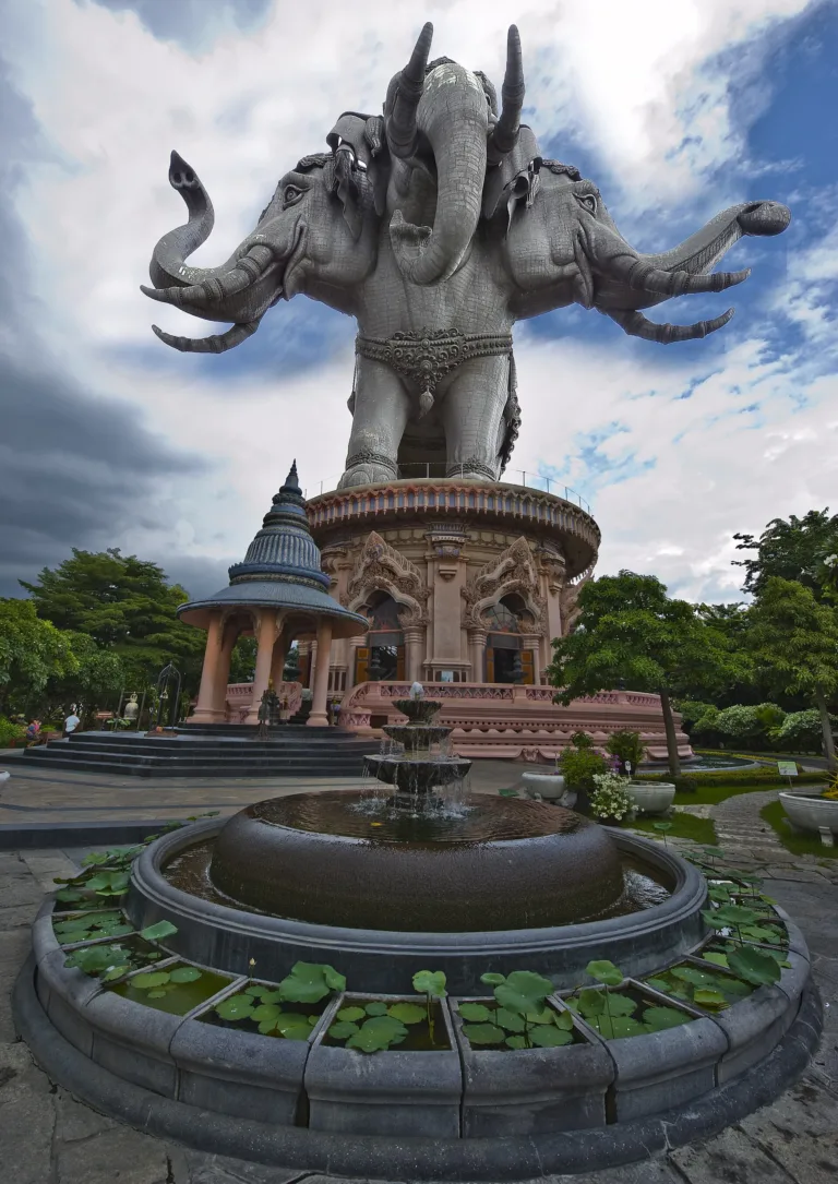 ฐานอาคารและศาลในบริเวณพิพิธภัณฑ์