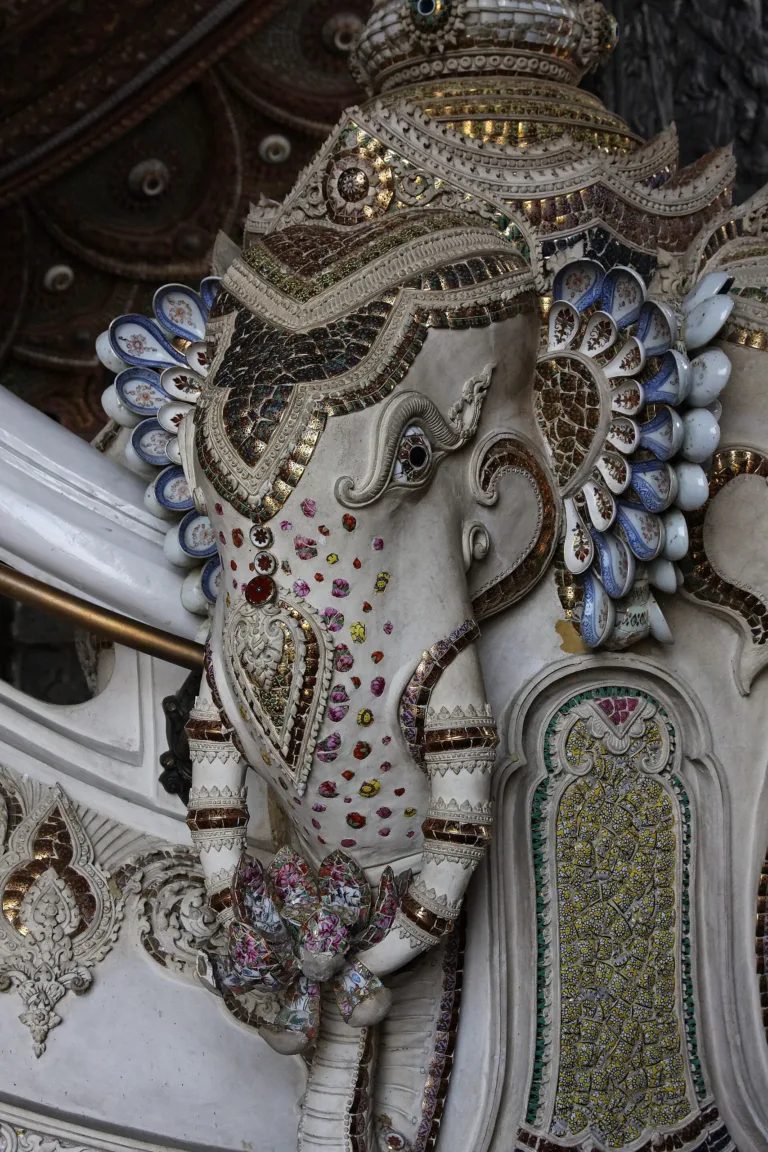 งานประดับลวดลายด้วยฝีมือช่าง