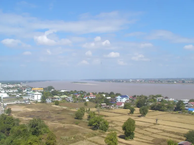 วิวทิศเหนือจากหอชมทัศนียภาพ หอแก้วมุกดาหาร (ปี 2550)