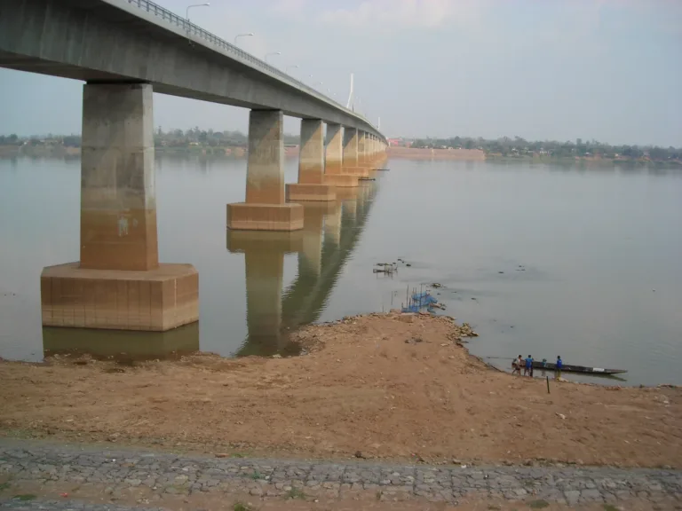 สะพานมิตรภาพไทย–ลาว แห่งที่ 2 มองจากฝั่งมุกดาหาร (ปี 2550)