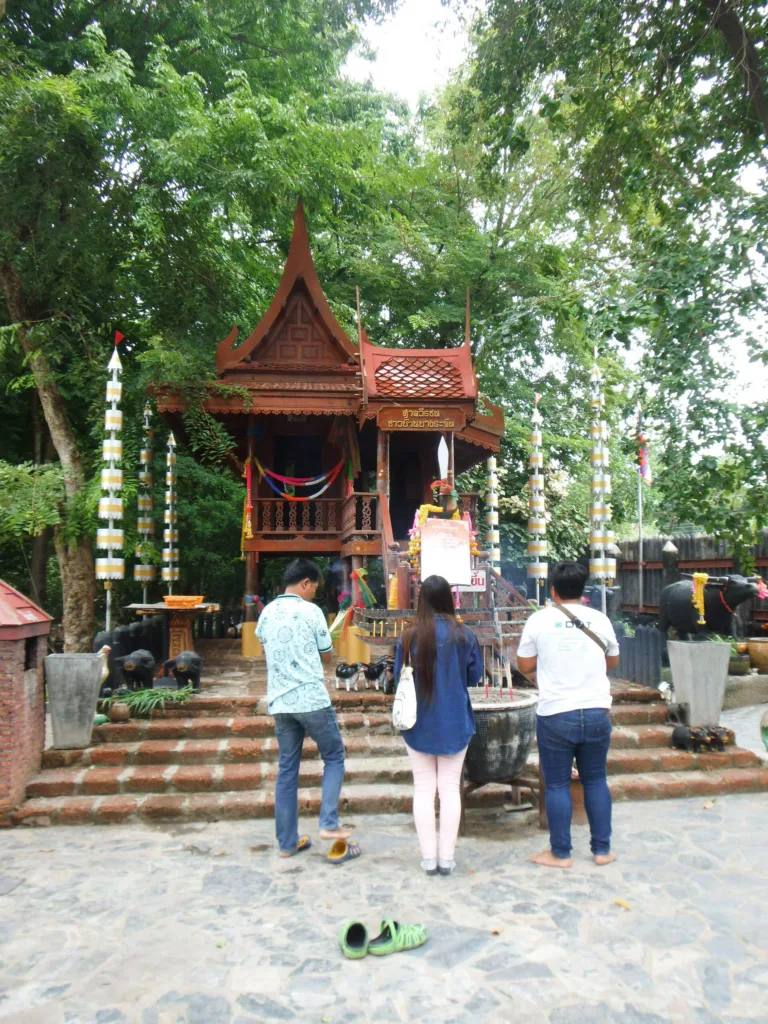 ผู้คนสักการะศาลเรือนไทยในวัดโพธิ์เก้าต้น