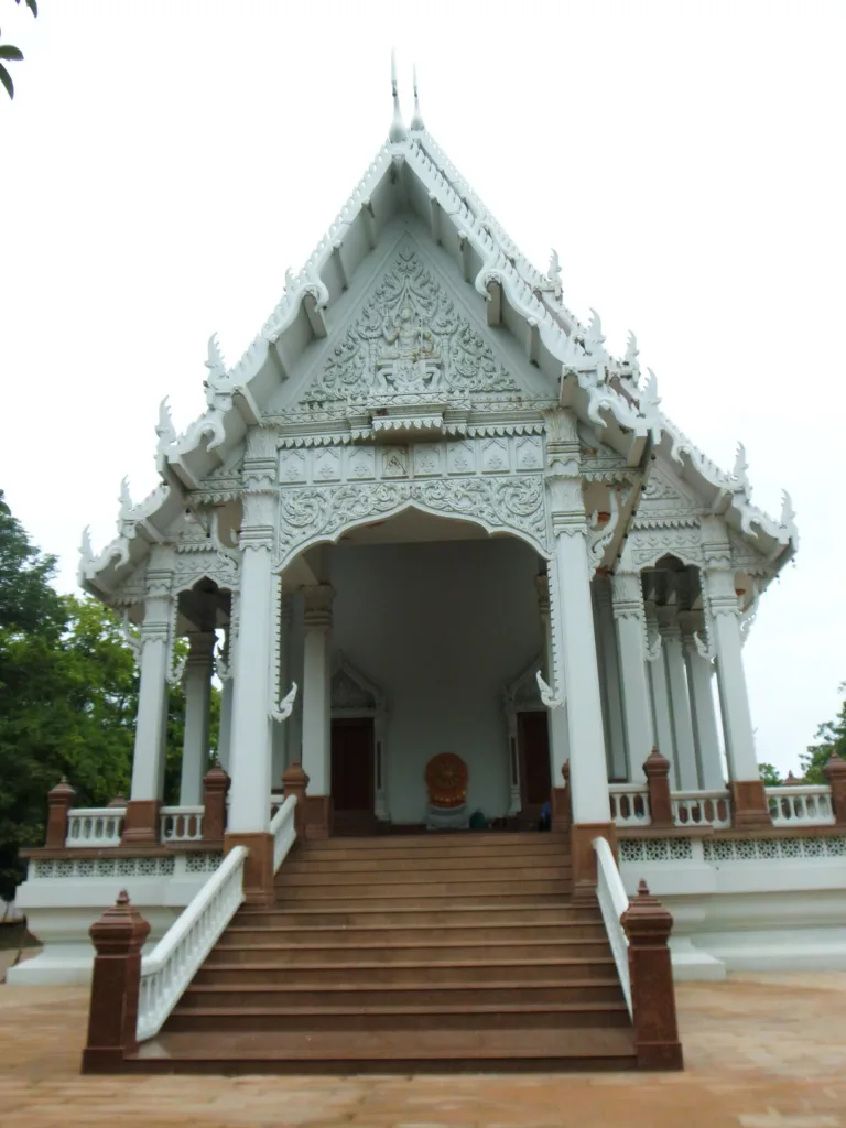 อาคารทรงไทยสีขาวในวัดโพธิ์เก้าต้น