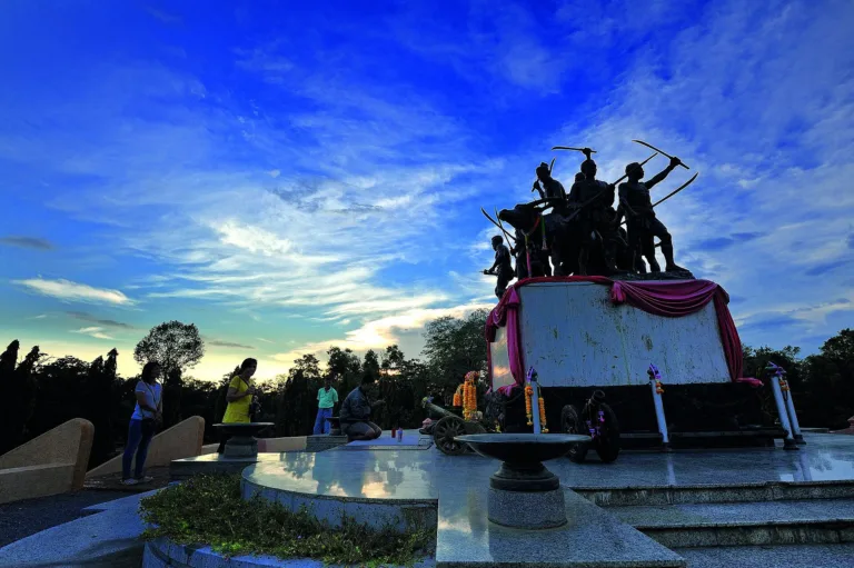 อนุสาวรีย์วีรชนค่ายบางระจันอีกมุมหนึ่ง