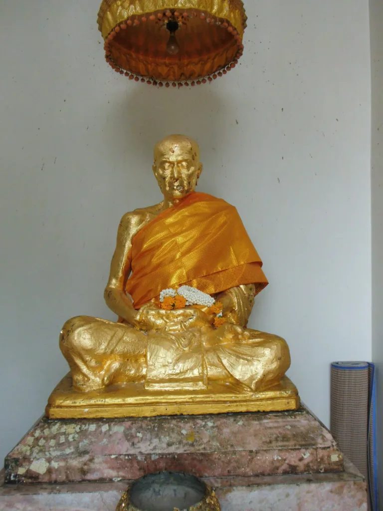 รูปเหมือนพระภิกษุปิดทองในวัดโพธิ์เก้าต้น