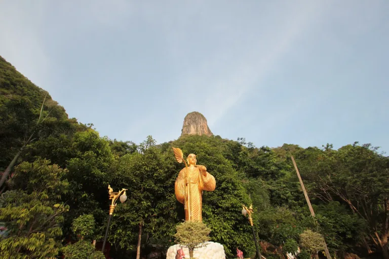 รูปปั้นบนเส้นทางขึ้นเขาอกทะลุ (ปี 2557)