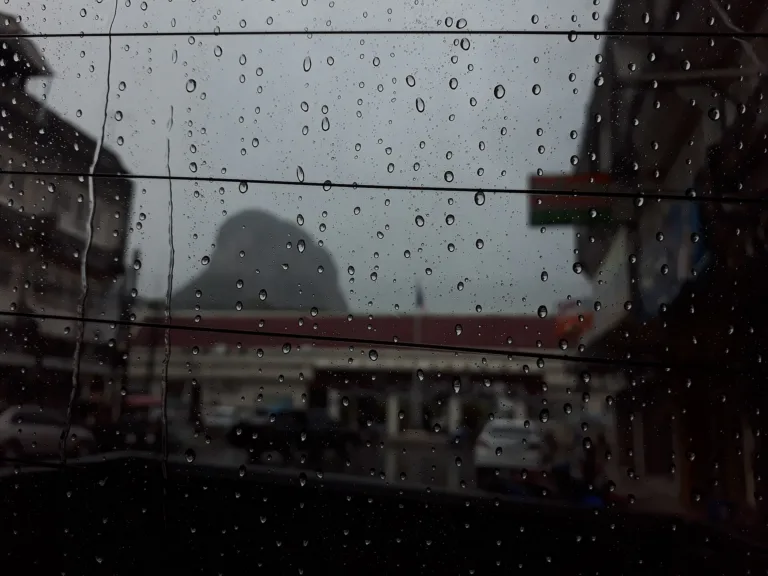 เขาอกทะลุท่ามกลางฝนหนัก (ปี 2560)