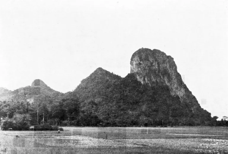 ทุ่งนารอบเขาอกทะลุ ภาพจากหนังสือภาพเมืองไทย (ปี 2486)