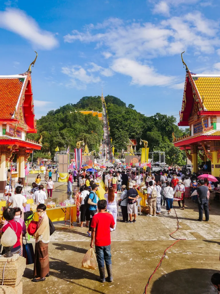 ผู้คนร่วมงานบุญที่ลานวัดสังกัสรัตนคีรี เชิงเขาสะแกกรัง