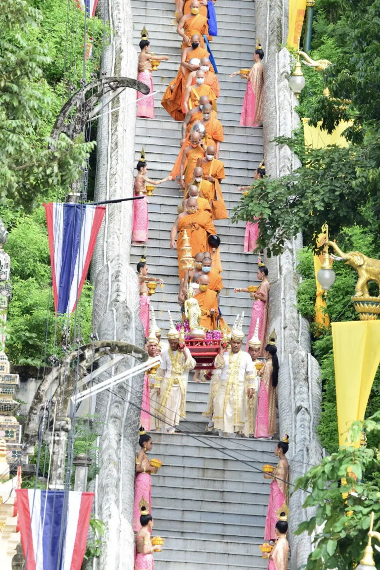 พระสงฆ์เดินลงบันไดเขาสะแกกรังในประเพณีตักบาตรเทโว
