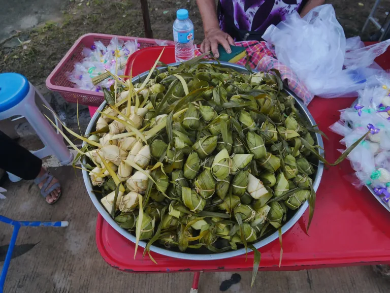 ข้าวต้มลูกโยน ของใส่บาตรในงานตักบาตรเทโว