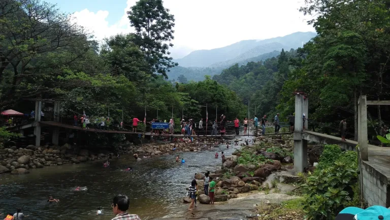 สะพานแขวนและลำธารที่หนานหินท่าหา