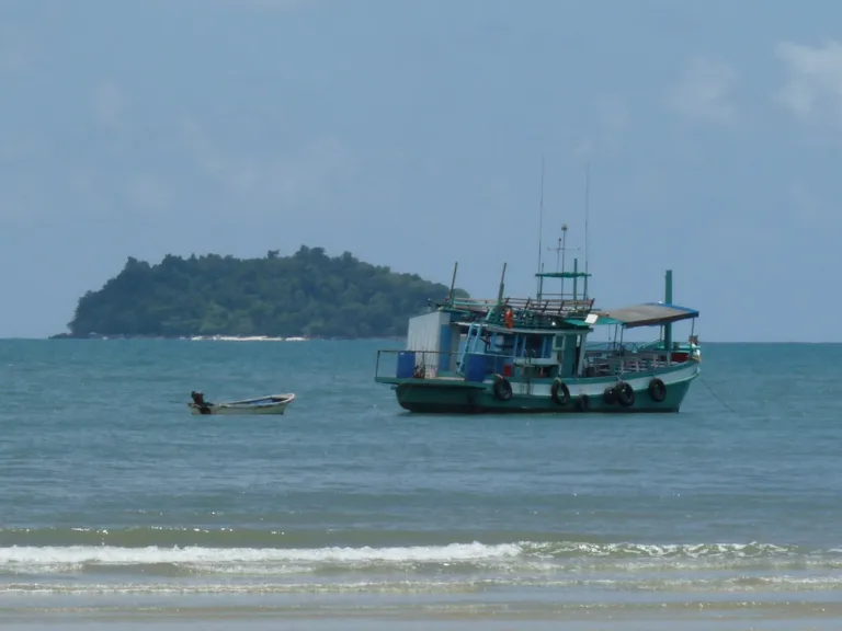 เรือที่ชายหาดคลองพร้าว