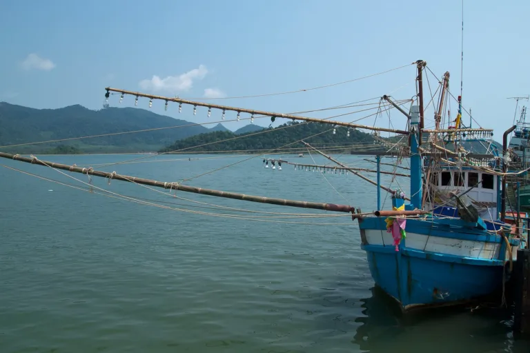 เรือประมงที่ท่าเรือบ้านสลักเพชร
