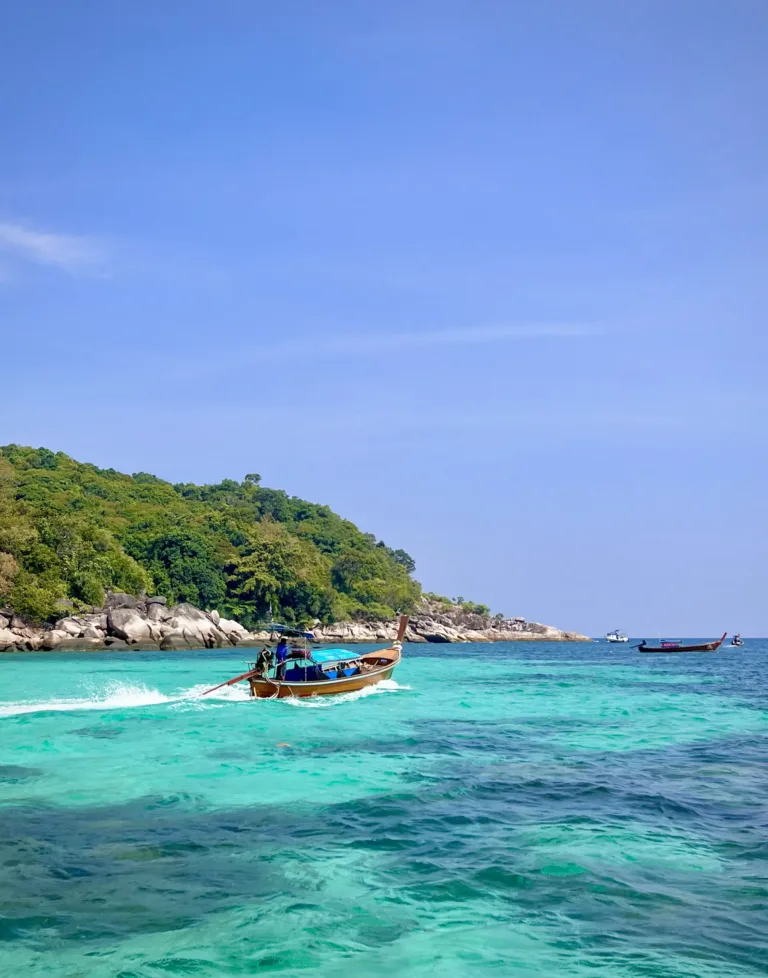 เรือหางยาว เรือหลักของชาวเล