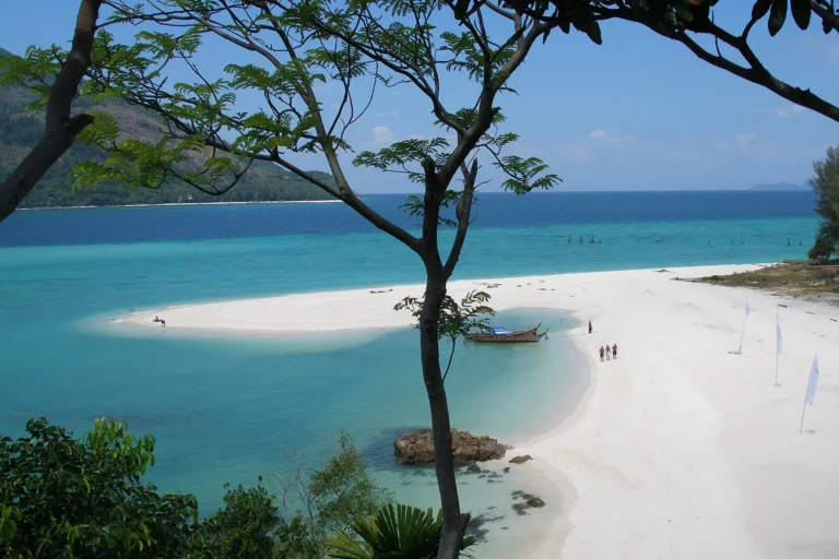 ชายหาดเกาะหลีเป๊ะสมัยที่ยังเงียบสงบ (ปี 2550)