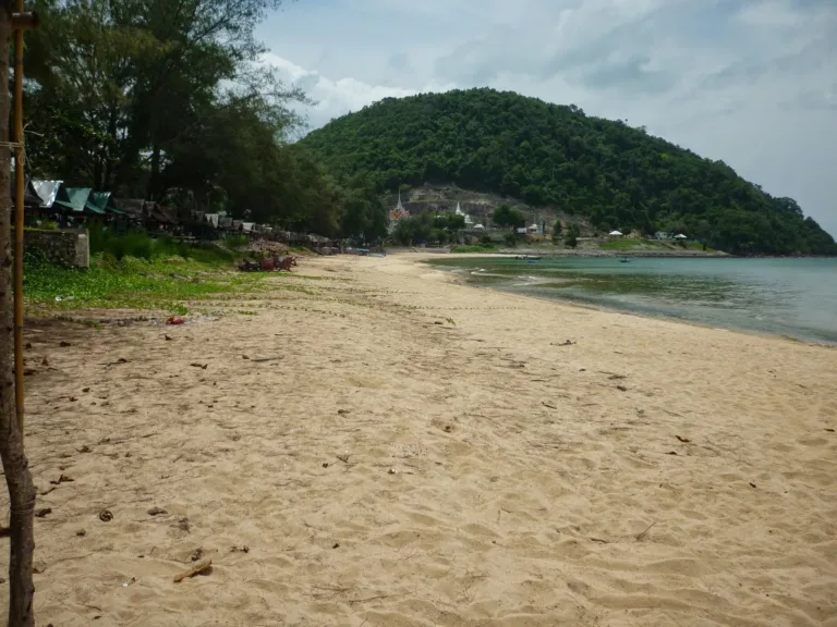 ชายหาดทรายรีกับเนินเขาปลายหาด