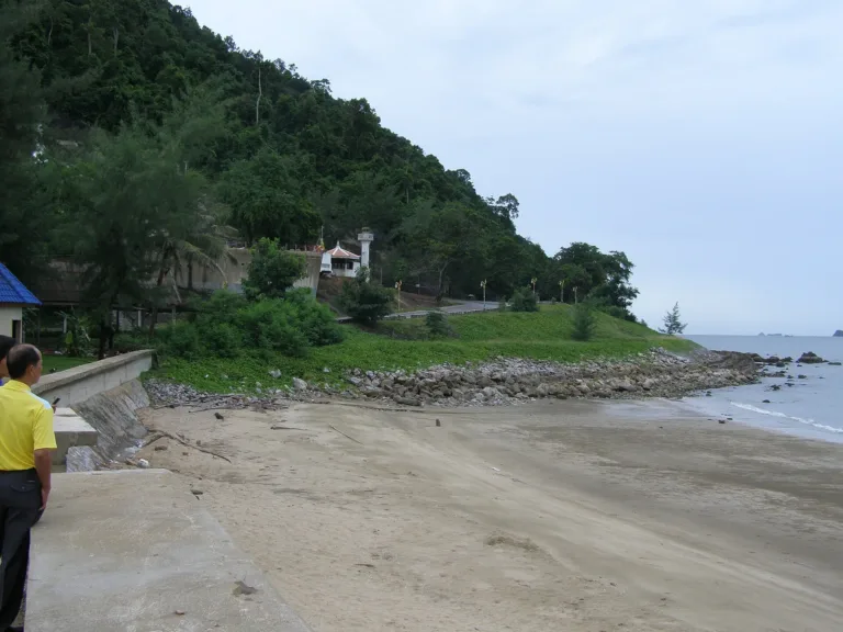 เนินเขาริมหาดทรายรี ที่ตั้งศาลบน