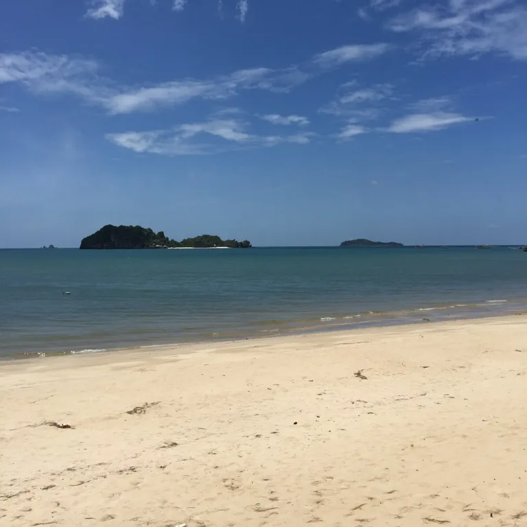 เกาะหน้าหาดทรายรีในวันฟ้าใส