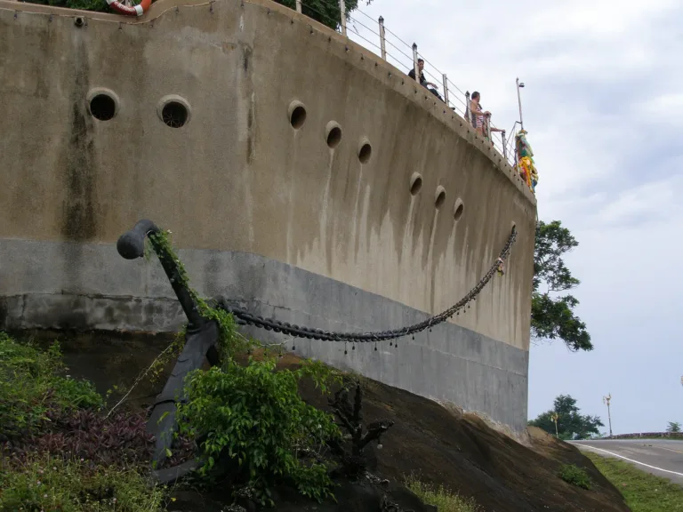ฐานศาลบนที่ทำเป็นรูปเรือ พร้อมสมอเรือ