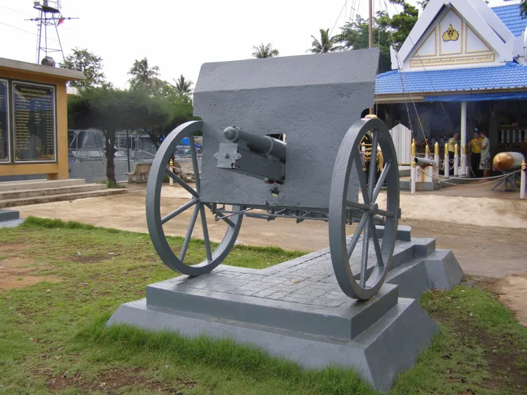 ปืนใหญ่จัดแสดงในบริเวณศาลหาดทรายรี